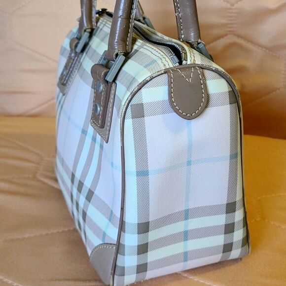 💯 Authentic Burberry Handbag 🍀 - Picture 3 of 13